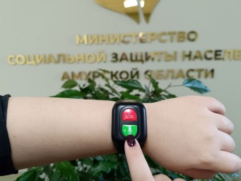 Инвалиды по зрению и одиноко проживающие пенсионеры могут получить браслет с «тревожной кнопкой»