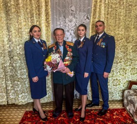 Сотрудники Тындинской прокуратуры поздравили С Днём Победы ветерана ВОВ Николая Козлова.