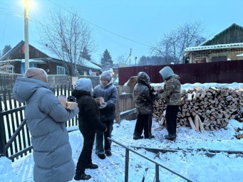 Волонтеры Усть-Нюкжинской школы помогают пожилым людям по хозяйству
