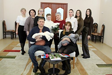 ​Счастье вдвойне: Тында встречает новых граждан в Международный день счастья!