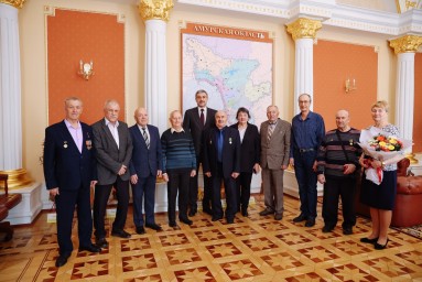 Губернатор Василий Орлов встретился с ветеранами БАМа и вручил им памятные знаки