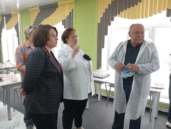 ​Депутаты Тындинской гордумы проверили качество питания в гимназии №2