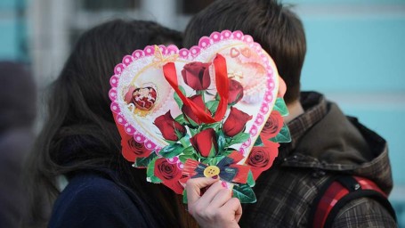 14 февраля — День всех влюбленных: где отмечают, как появилась традиция дарить валентинки