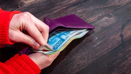 Экономист посоветовал россиянам всегда иметь при себе наличные